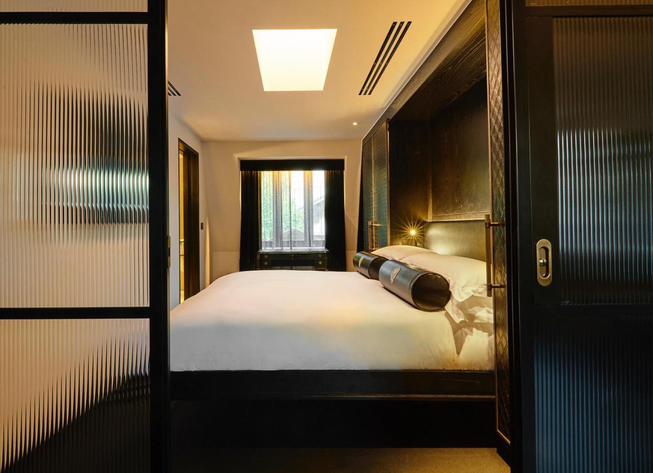 Chateau Denmark London Exterior photo A bedroom at The Hari